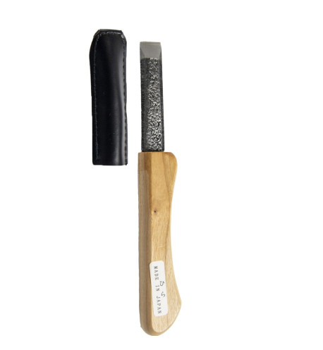 The Japanese Hira knife has a flat shape on the top. It is suitable for carving flat wood