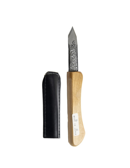 El cuchillo japonés Ken tiene dos bordes cortantes a la izquierda y a la derecha