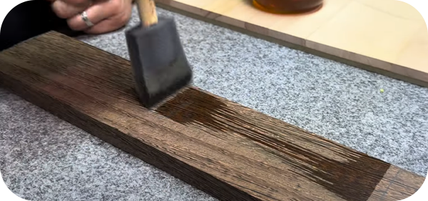 El acabado a la cera: protección y estética para madera