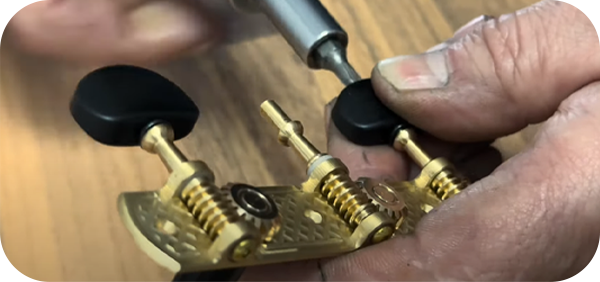¿Cómo se hacen los clavijeros para guitarra? Visitamos la fábrica Aparicio